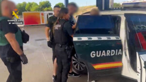 La Guardia Civil sorprende in fraganti al presunto autor de una oleada de atracos a gasolineras en Valencia