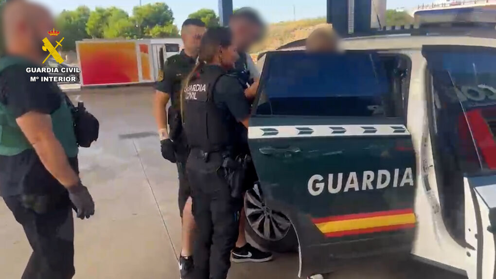 La Guardia Civil sorprende in fraganti al presunto autor de una oleada de atracos a gasolineras en Valencia