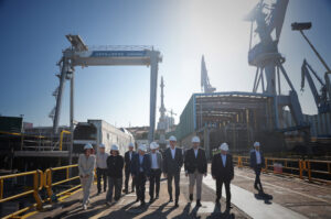 Pedro Sánchez visita en Gijón la construcción del primer ferry rápido 100% eléctrico de Armón