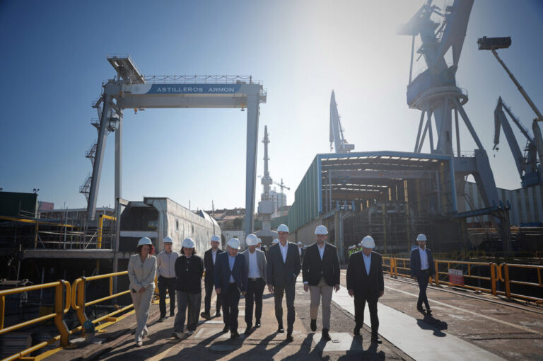 Pedro Sánchez visita en Gijón la construcción del primer ferry rápido 100% eléctrico de Armón
